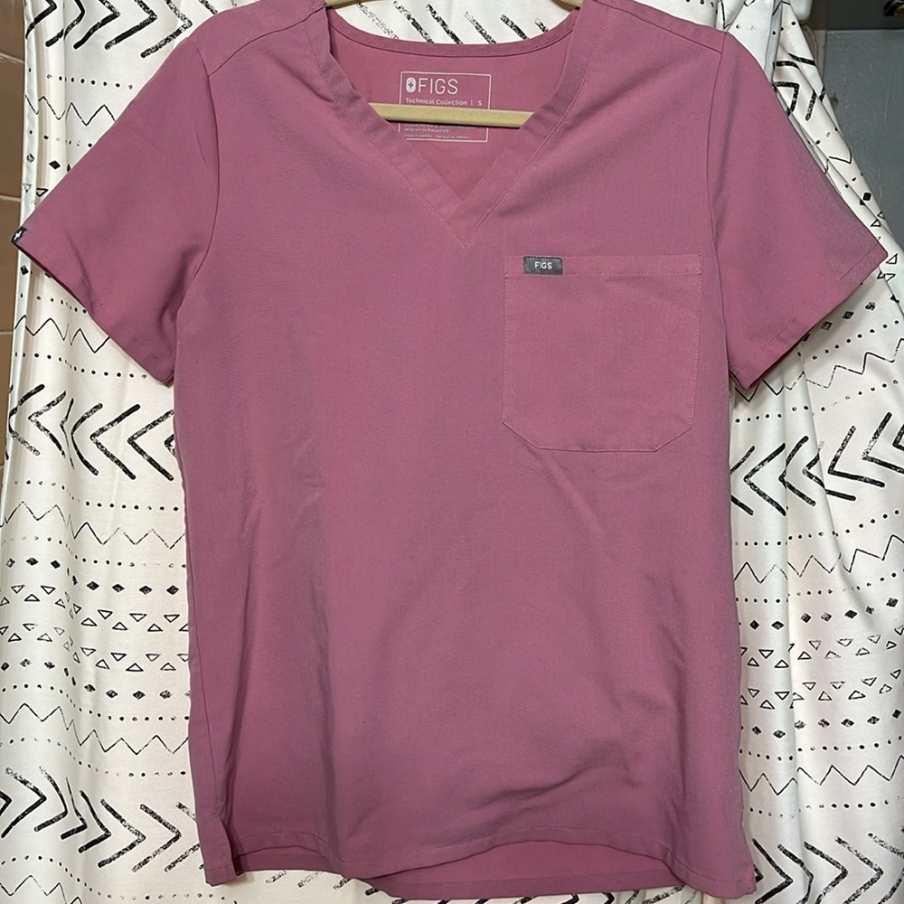 FIGS Catarina One-Pocket Scrub Top - Chalk Pink